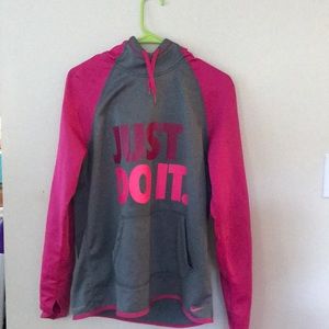 pink and grey Nike’s thermal hoodie